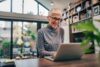 Woman at the laptop uses the calendar in onOffice enterprise